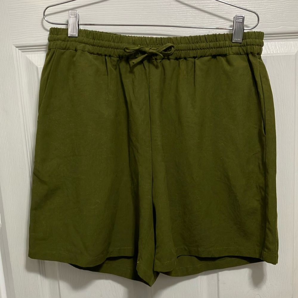 Minimum pull on shorts size 42 (L)